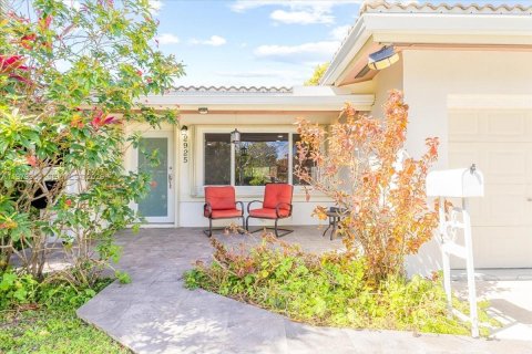 Villa ou maison à louer à Fort Lauderdale, Floride: 3 chambres, 144.28 m2 № 2046357 - photo 2