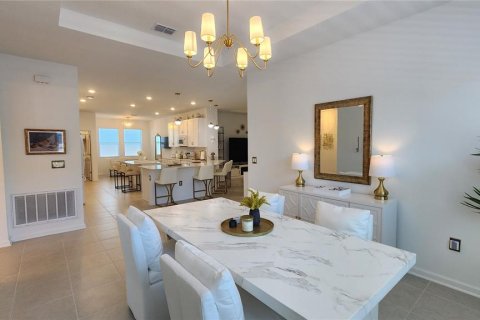 House in Apopka, Florida 4 bedrooms, 221.76 sq.m. № 2232190 - photo 5