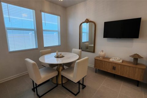 House in Apopka, Florida 4 bedrooms, 221.76 sq.m. № 2232190 - photo 24