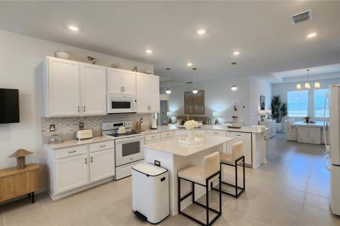 House in Apopka, Florida 4 bedrooms, 221.76 sq.m. № 2232190 - photo 27