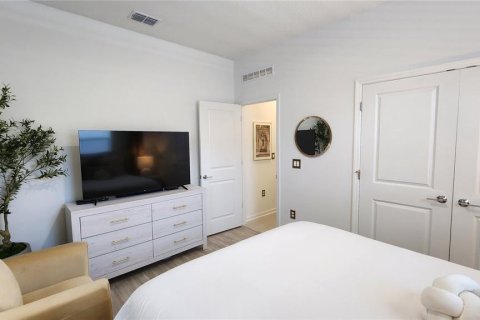 House in Apopka, Florida 4 bedrooms, 221.76 sq.m. № 2232190 - photo 14
