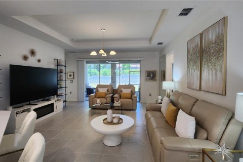 House in Apopka, Florida 4 bedrooms, 221.76 sq.m. № 2232190 - photo 28