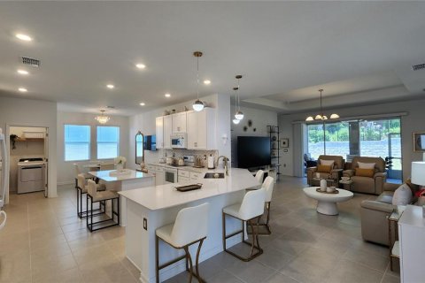 House in Apopka, Florida 4 bedrooms, 221.76 sq.m. № 2232190 - photo 4