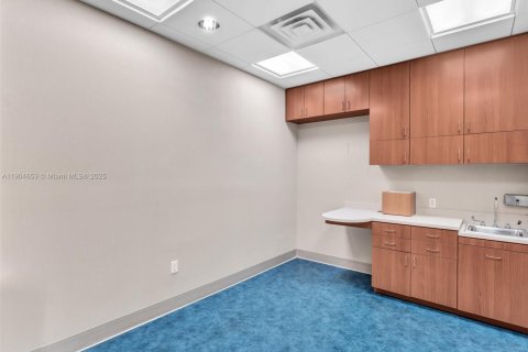 Commercial property in Aventura, Florida № 1955195 - photo 12