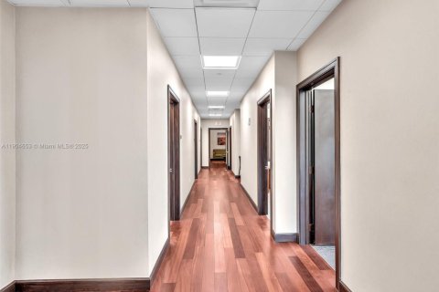 Commercial property in Aventura, Florida № 1955195 - photo 7