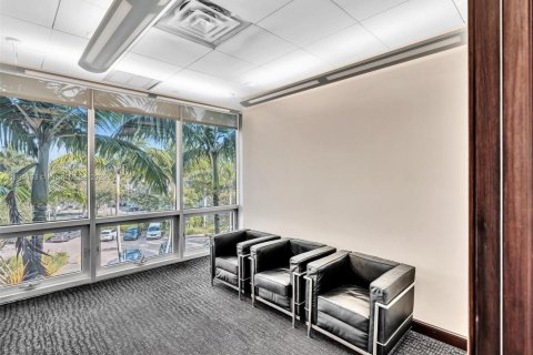 Commercial property in Aventura, Florida № 1955195 - photo 11