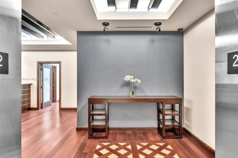 Commercial property in Aventura, Florida № 1955195 - photo 5