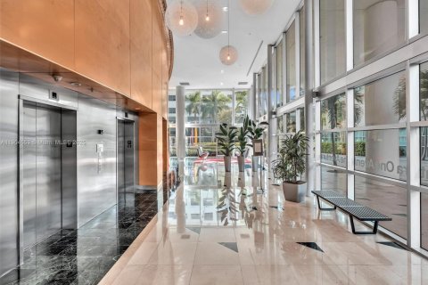 Commercial property in Aventura, Florida № 1955195 - photo 4