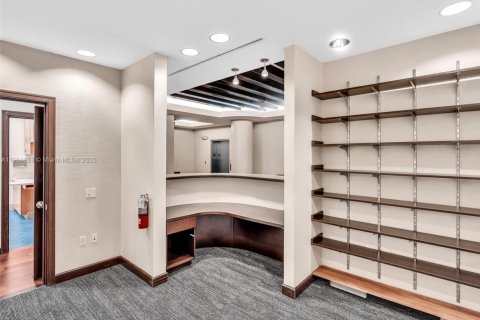 Commercial property in Aventura, Florida № 1955195 - photo 9