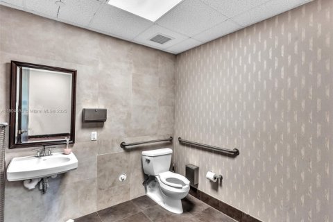Commercial property in Aventura, Florida № 1955195 - photo 10