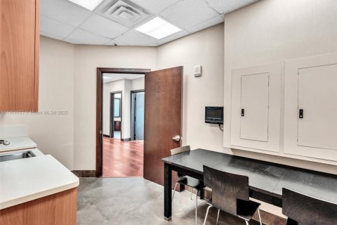 Commercial property in Aventura, Florida № 1955195 - photo 13