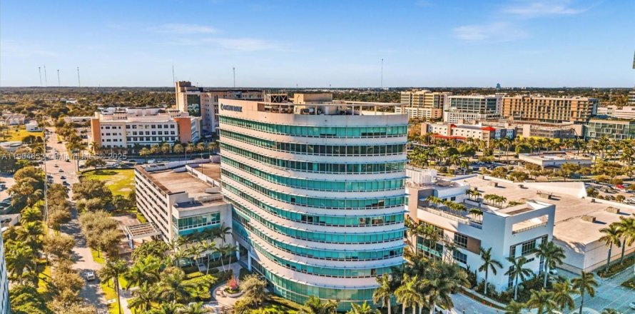 Commercial property in Aventura, Florida № 1955195