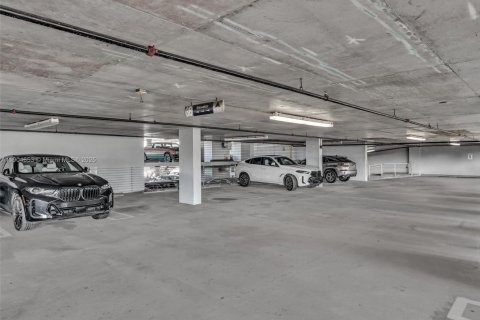 Commercial property in Aventura, Florida № 1955195 - photo 18