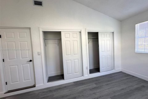 House in Miami, Florida 3 bedrooms, 132.01 sq.m. № 1946154 - photo 10