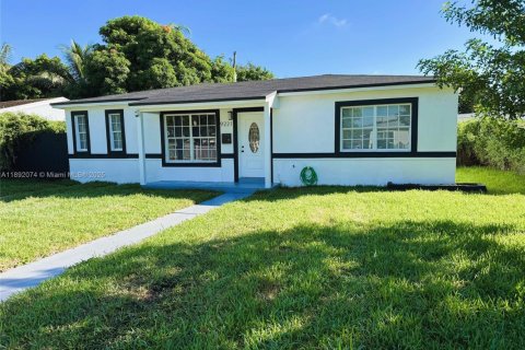 House in Miami, Florida 3 bedrooms, 132.01 sq.m. № 1946154 - photo 1