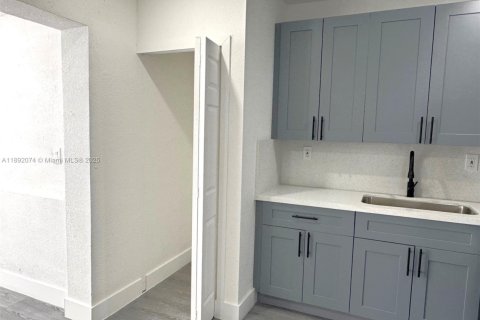 House in Miami, Florida 3 bedrooms, 132.01 sq.m. № 1946154 - photo 18