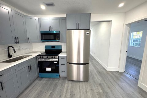 House in Miami, Florida 3 bedrooms, 132.01 sq.m. № 1946154 - photo 17