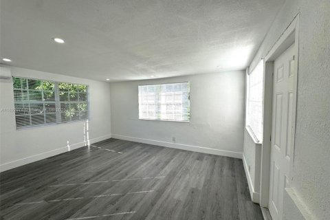 House in Miami, Florida 3 bedrooms, 132.01 sq.m. № 1946154 - photo 21