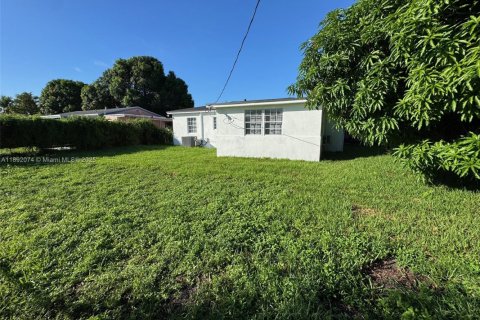 House in Miami, Florida 3 bedrooms, 132.01 sq.m. № 1946154 - photo 24