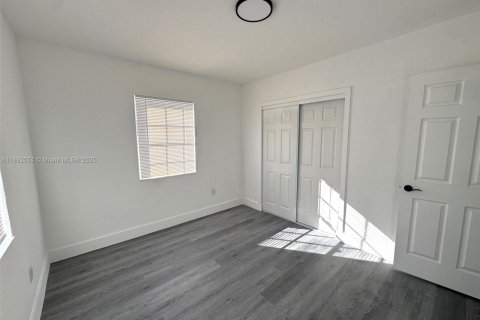 House in Miami, Florida 3 bedrooms, 132.01 sq.m. № 1946154 - photo 14