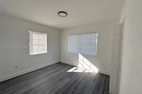 House in Miami, Florida 3 bedrooms, 132.01 sq.m. № 1946154 - photo 15