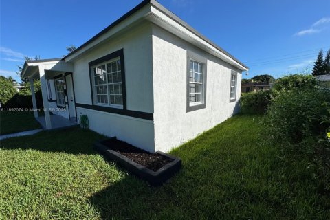 House in Miami, Florida 3 bedrooms, 132.01 sq.m. № 1946154 - photo 2
