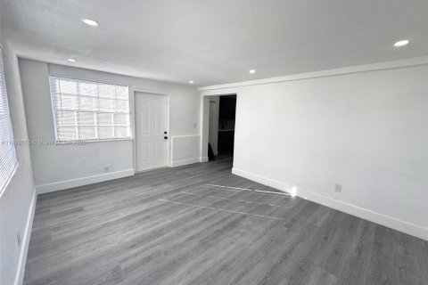House in Miami, Florida 3 bedrooms, 132.01 sq.m. № 1946154 - photo 20