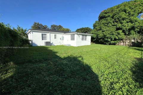 House in Miami, Florida 3 bedrooms, 132.01 sq.m. № 1946154 - photo 22
