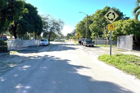 House in Miami, Florida 3 bedrooms, 132.01 sq.m. № 1946154 - photo 28