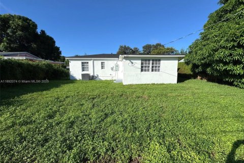House in Miami, Florida 3 bedrooms, 132.01 sq.m. № 1946154 - photo 23