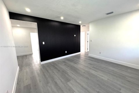 House in Miami, Florida 3 bedrooms, 132.01 sq.m. № 1946154 - photo 8