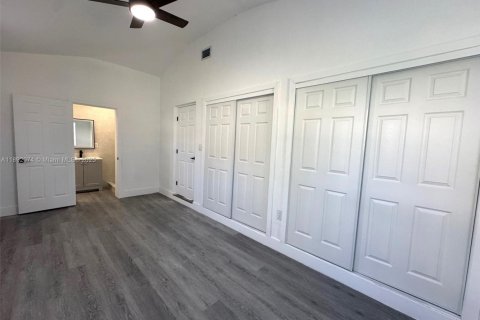 House in Miami, Florida 3 bedrooms, 132.01 sq.m. № 1946154 - photo 11