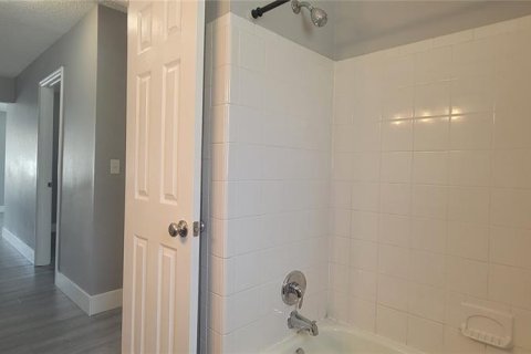 Commercial property in Tampa, Florida 4 bedrooms, 170.2 sq.m. № 2093768 - photo 9