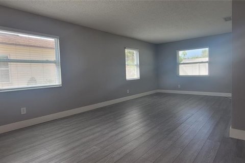 Commercial property in Tampa, Florida 4 bedrooms, 170.2 sq.m. № 2093768 - photo 3