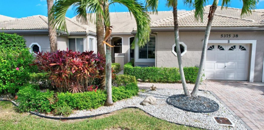 House in Delray Beach, Florida 3 bedrooms, 169.92 sq.m. № 1222647
