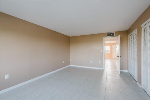 Condo in Seminole, Florida, 1 bedroom  № 1847240 - photo 12