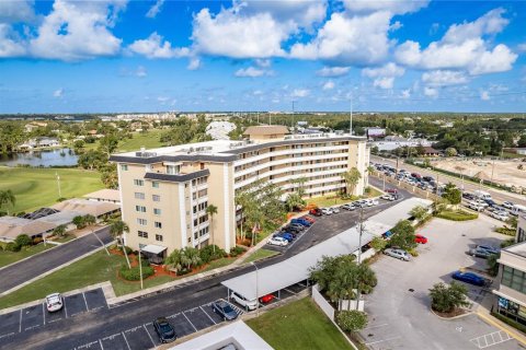 Condo in Seminole, Florida, 1 bedroom  № 1847240 - photo 1