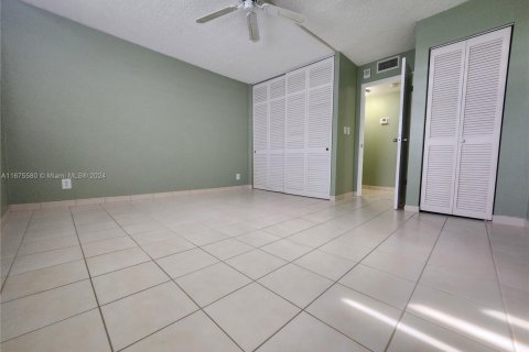 Condo in Hallandale Beach, Florida, 1 bedroom  № 1754072 - photo 11