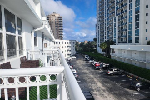 Condo in Hallandale Beach, Florida, 1 bedroom  № 1754072 - photo 18