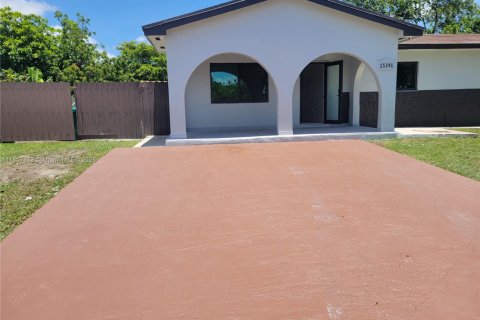 Casa en alquiler en Homestead, Florida, 4 dormitorios, 119.66 m2 № 1959681 - foto 1