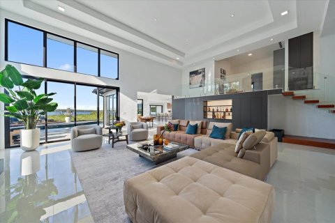House in Bradenton, Florida 5 bedrooms, 448.07 sq.m. № 2427638 - photo 8