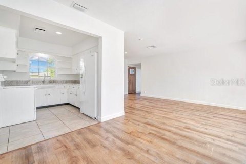 Villa ou maison à louer à Orlando, Floride: 2 chambres, 107.02 m2 № 2415557 - photo 4