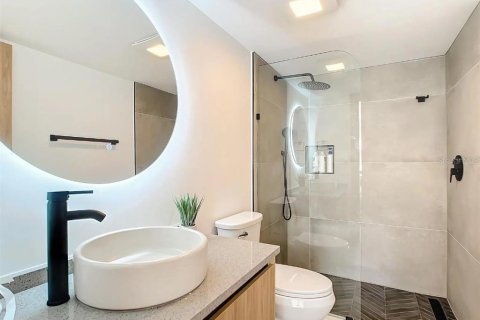 Condo in Saint Petersburg, Florida, 2 bedrooms  № 2134744 - photo 13