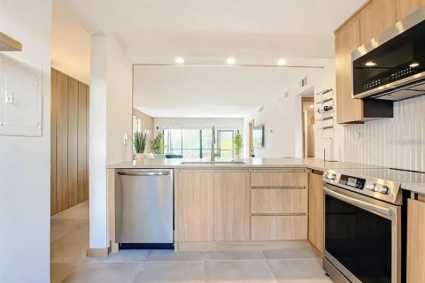 Condo in Saint Petersburg, Florida, 2 bedrooms  № 2134744 - photo 7