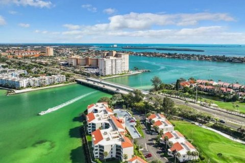 Condo in Saint Petersburg, Florida, 2 bedrooms  № 2134744 - photo 30