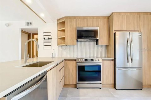 Condo in Saint Petersburg, Florida, 2 bedrooms  № 2134744 - photo 8