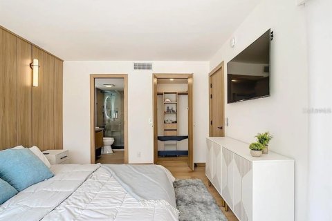 Condo in Saint Petersburg, Florida, 2 bedrooms  № 2134744 - photo 11