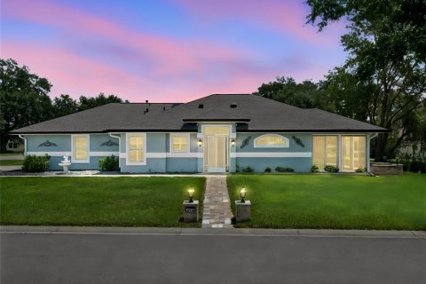 House in Leesburg, Florida 2 bedrooms, 121.61 sq.m. № 2302472