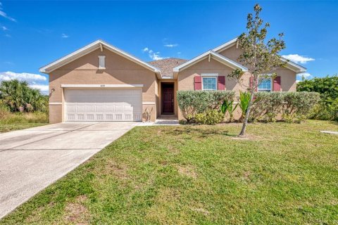 House in Port Charlotte, Florida 4 bedrooms, 195.19 sq.m. № 2206398