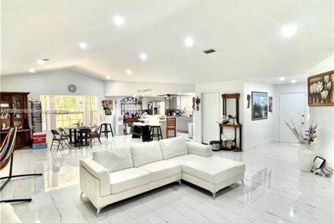 House in LaBelle, Florida 3 bedrooms № 1980444 - photo 2